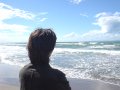 生まれ故郷で日本海を眺める音川英二
